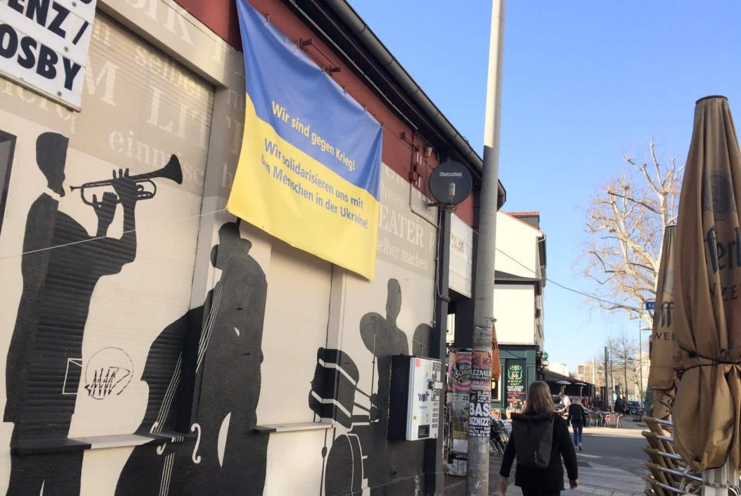 naTo mit Banner für die UKraine. Foto: Ralf Julke