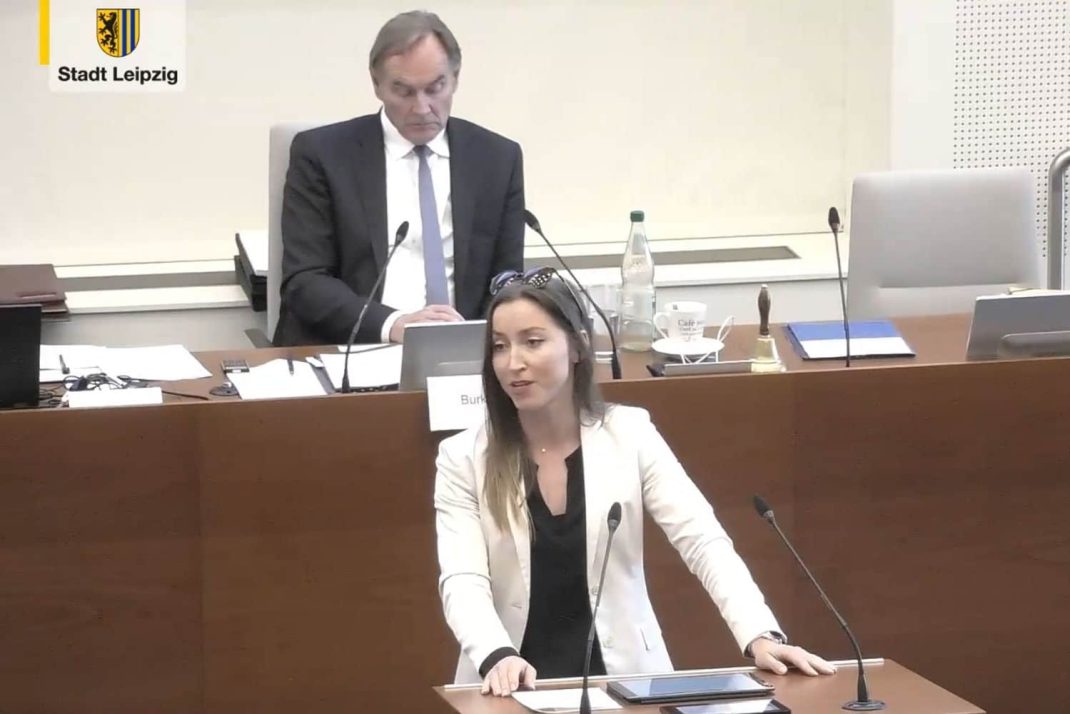 Dr. Olga Naumov in ihrer Rede - nicht nur zum eigenen Änderungantrag. Foto: Livestream der Stadt Leipzig, Screenshot: LZ