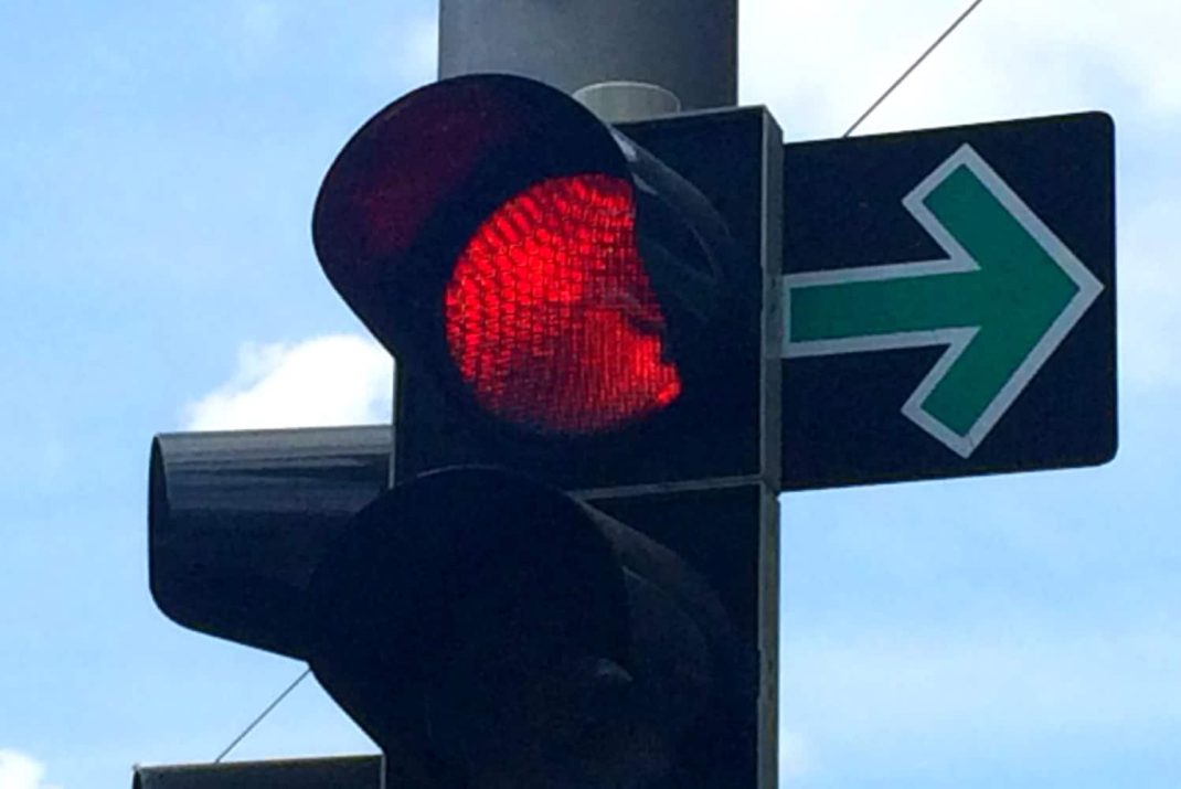 Grüner Pfeil an einer Leipziger Ampel. Foto: Ralf Julke