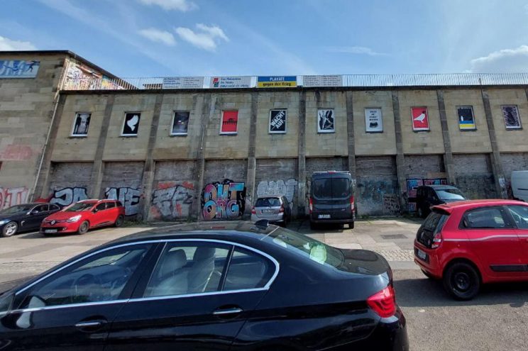 Die Plakataktion an der Nordtribüne des ehemaligen Schwimmstadions. Foto: LZ