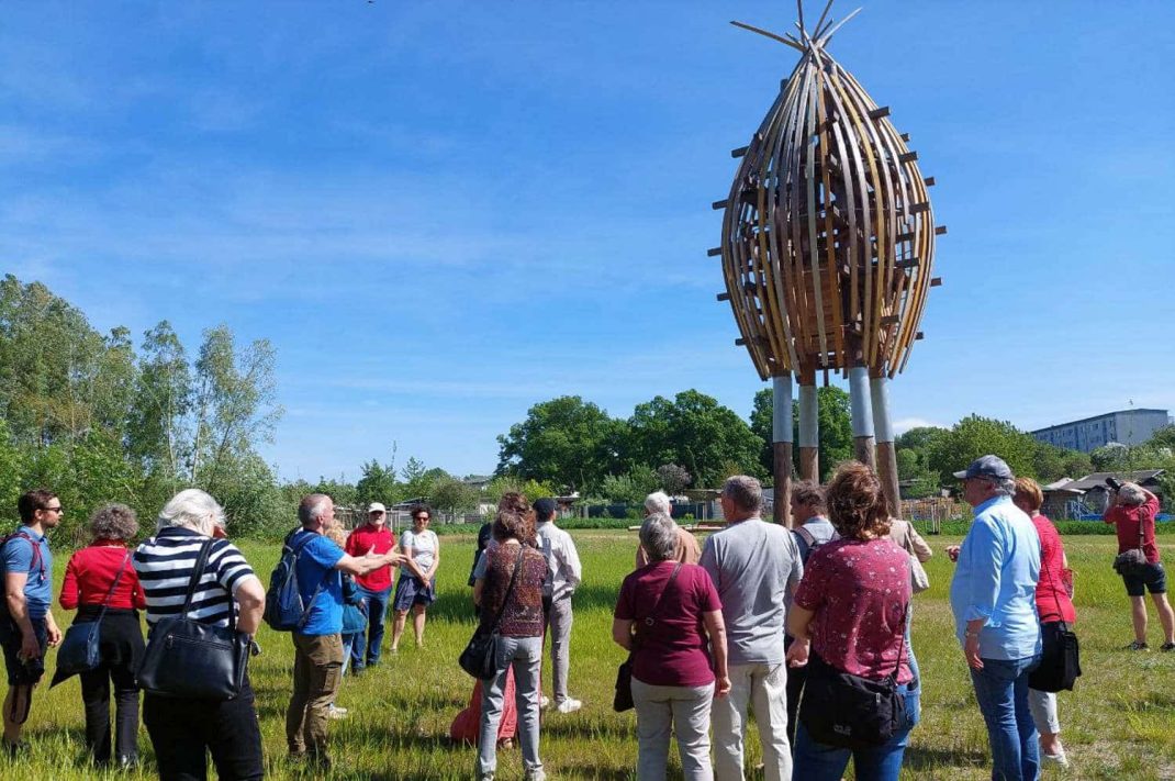 Der Artenschutzturm im Gelände bietet Insekten, Vögeln und Fledermäusen einen Unterschlupf. Foto: LZ