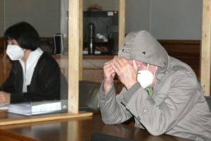 Verbarg aus lauter Scham sein Gesicht: Klaus Peter S. (65), hier beim Prozessauftakt Ende Februar, muss dreieinhalb Jahre in Haft. Foto: Lucas Böhme