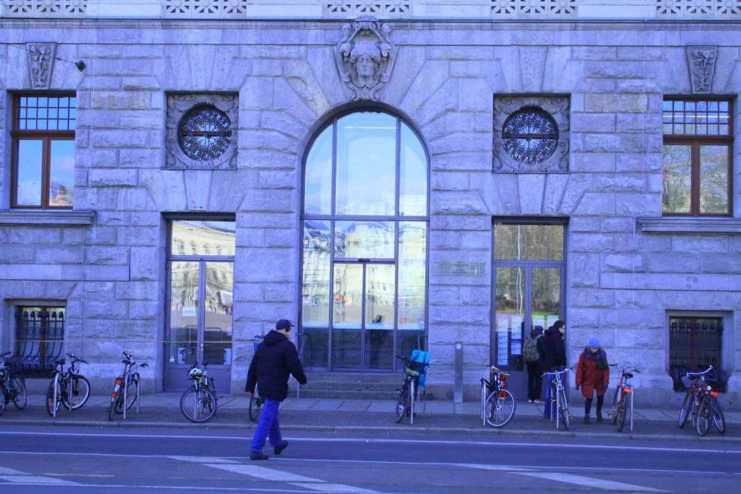 Eingang zur Leipziger Stadtbibliothek am Wilhelm-Leuschner-Platz. Foto: Ralf Julke