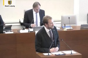 Michael Weickert bei der Einbringung seines Antrags. Foto: Livestream der Stadt Leipzig, Screenshot: LZ