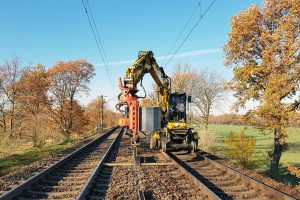 Vorbereitende Schotterarbeiten auf der Strecke zwischen Zeithain und Leckwitz im November 2020. Foto: DB Netz AG/Christian Bethge