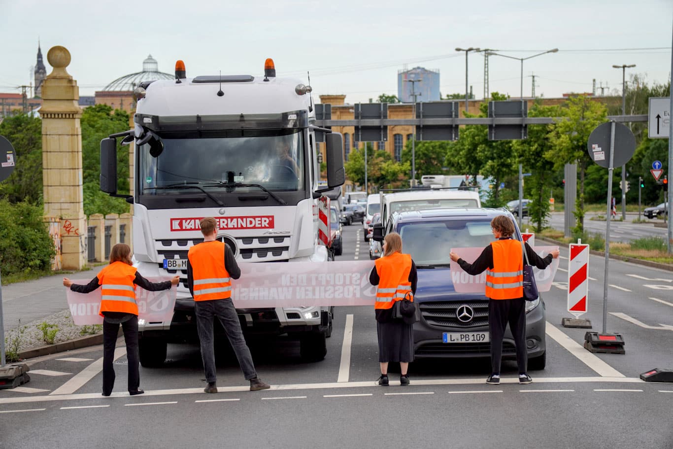 Straßenblockade der „Letzten Generation“ am 7. Juni 2022 in Leipzig, Brandenburger Straße. Foto: Gregor Wünsch