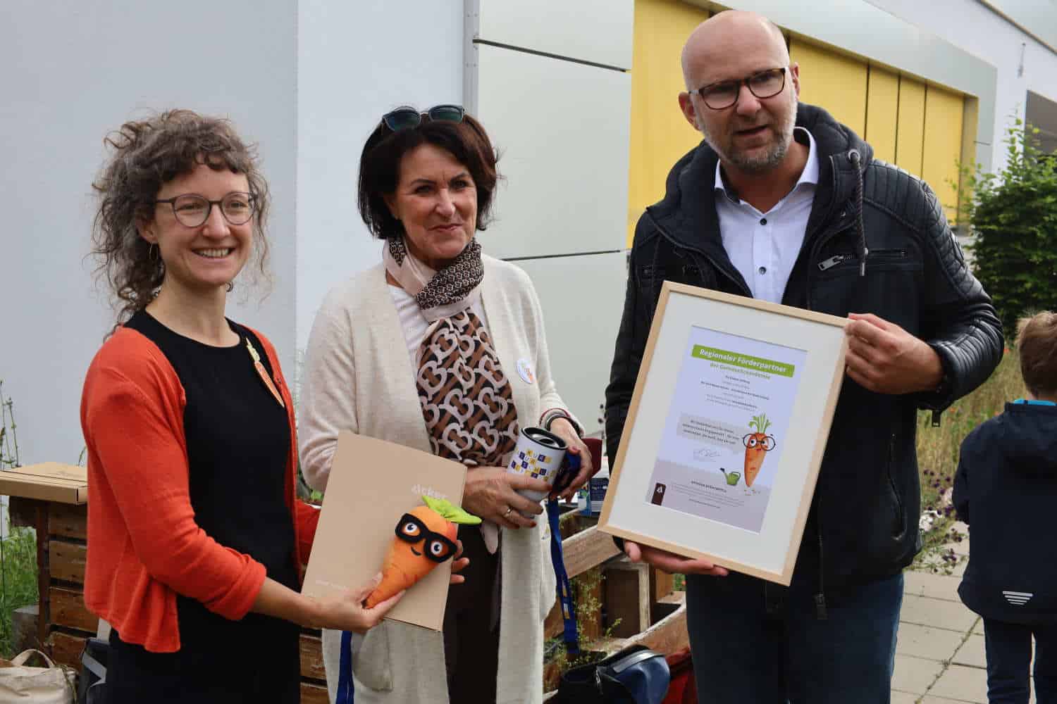 Eine Urkunde für den Stiftungsbotschafter: Jolantha Schenke, Heike Simone Riethmüller und Nico Meincke. Foto: Ralf Julke
