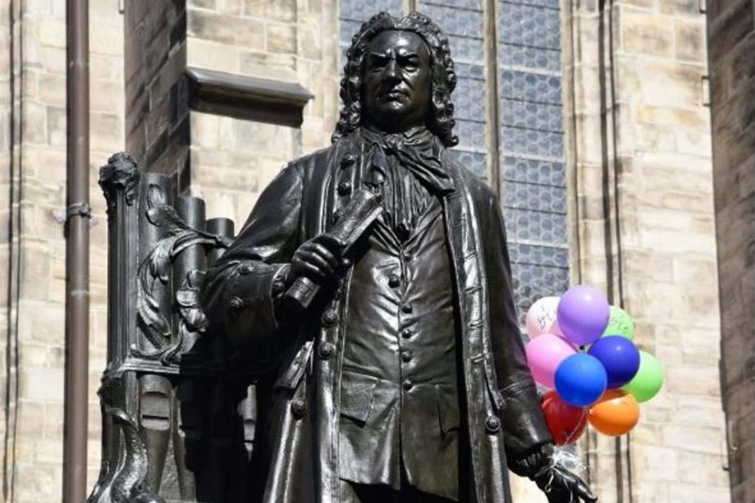 Bachdenkmal mit Luftballons. Foto: Maren Glockner