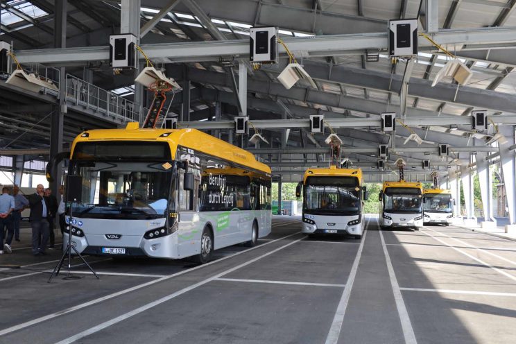 Blick in den Busport Lindenau mit den Ladeeinheiten für bis zu 50 Busse an der Decke. Foto: Ralf Julke