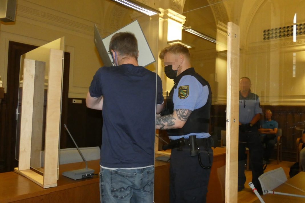 Zeigte sich weitgehend geständig: Bombenbastler Florian O. (34, l.) am Montag im Landgericht. Foto: Lucas Böhme