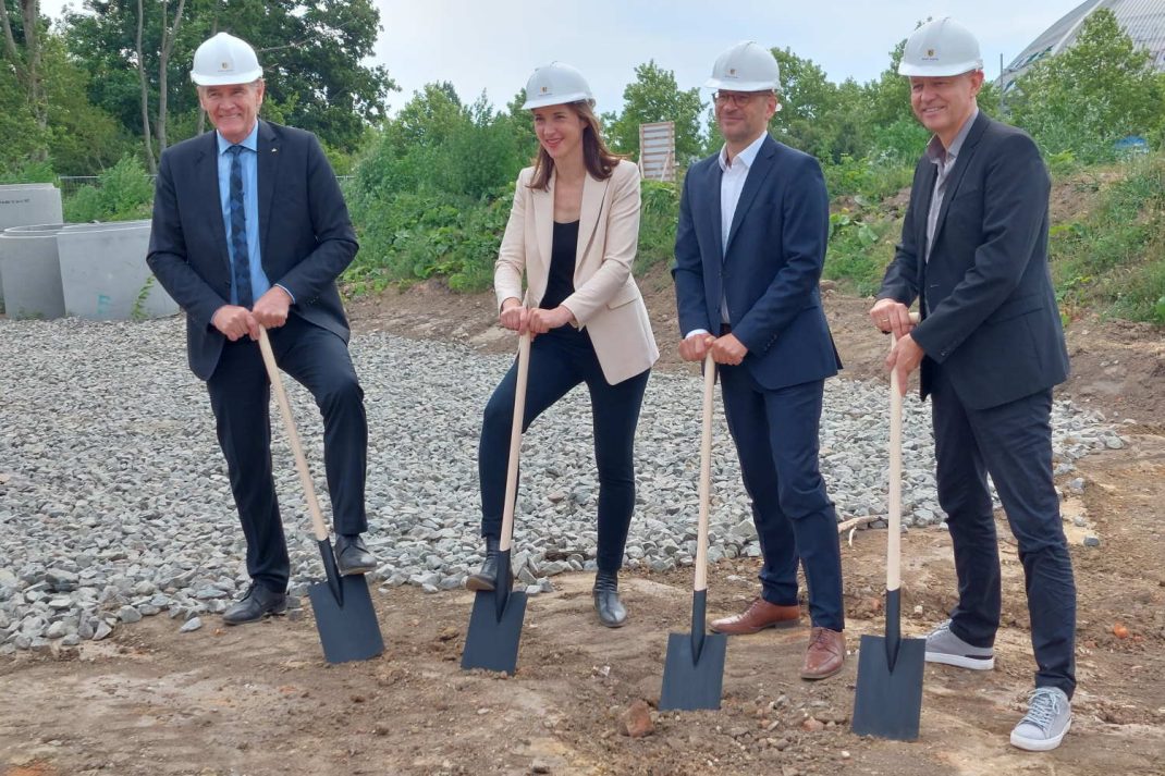 Spatenstich für den Sporthallenneubau am Dösner Weg. Foto: LZ