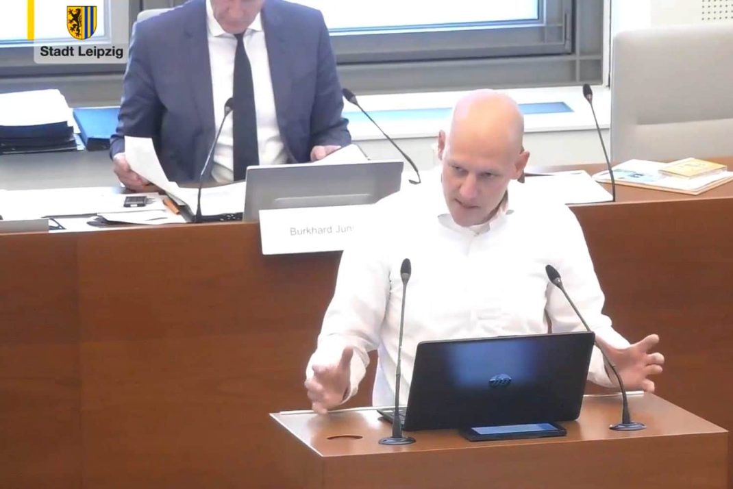 Falk Dossin stellt den CDU-Antrag zur Zukunft der Garagenhöfe vor. Foto: Livestream der Stadt Leipzig, Screenshot: LZ