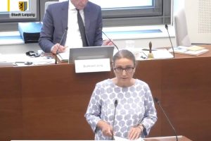 Beate Ehms spricht zur Petition „Petitionsportal der Stadt verbessern und barrierefrei machen“. Foto: Livestream der Stadt Leipzig, Screenshot: LZ