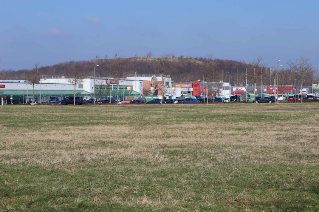 Die Deponie Seehausen vom Sachsenpark aus gesehen. Foto: Ralf Julke