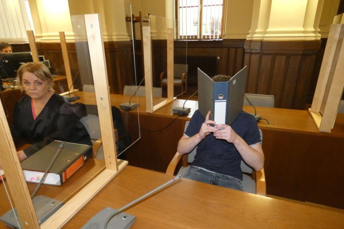 Florian O., hier mit seiner Verteidigerin Henrike Wittner, bat Opfer und Öffentlichkeit um Entschuldigung für seine Taten. Foto: Lucas Böhme