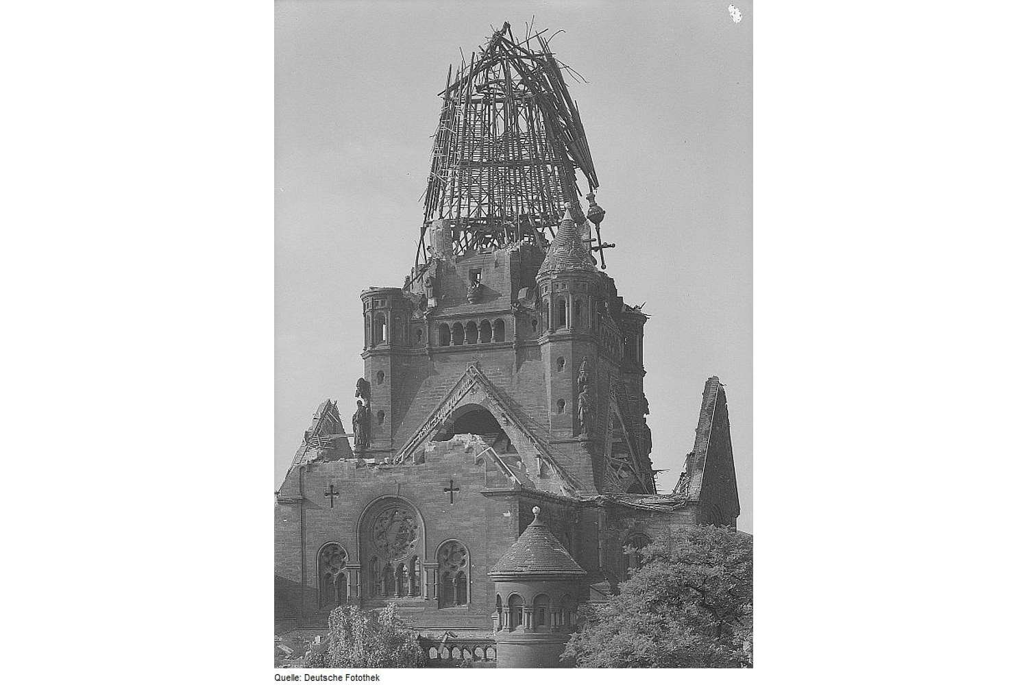 Jakobikirche, September 1945. Foto: Richard Peter, Deutsche Fotothek, CC BY-SA 3.0 de, Quelle: https://commons.wikimedia.org/w/index.php?curid=7938006