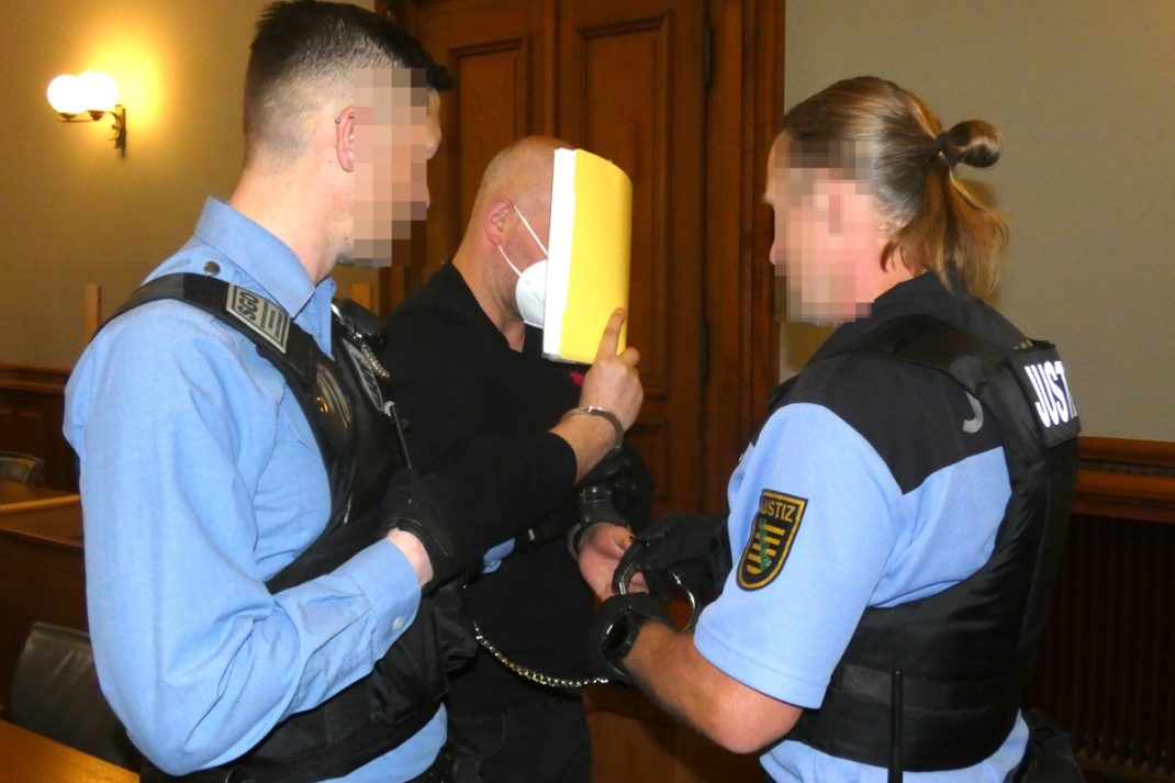 Justizbeamte nehmen Marcus W. (40) im Gerichtssaal die Handschellen ab - er sitzt seit 29. Dezember in Untersuchungshaft. Foto: Lucas Böhme