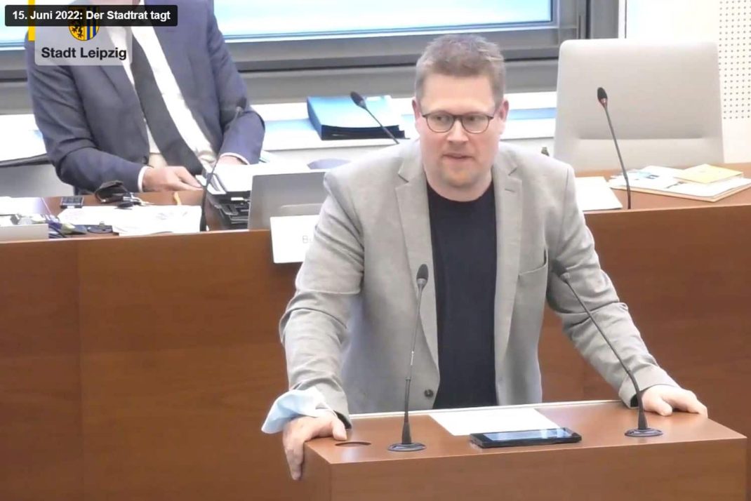 Sascha Matzke in seiner Rede zum Prüfauftrag für das Amtsblatt. Foto: Livestream der Stadt Leipzig, Screenshot: LZ
