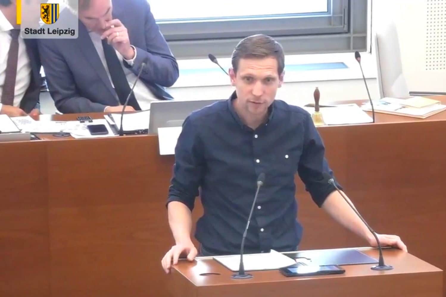 Stadtbezirksbeirat Tobias Möller bringt den Antrag zur "kleinen, feinen Merse" ein. Foto: Livestream der Stadt Leipzig, Screenshot: LZ
