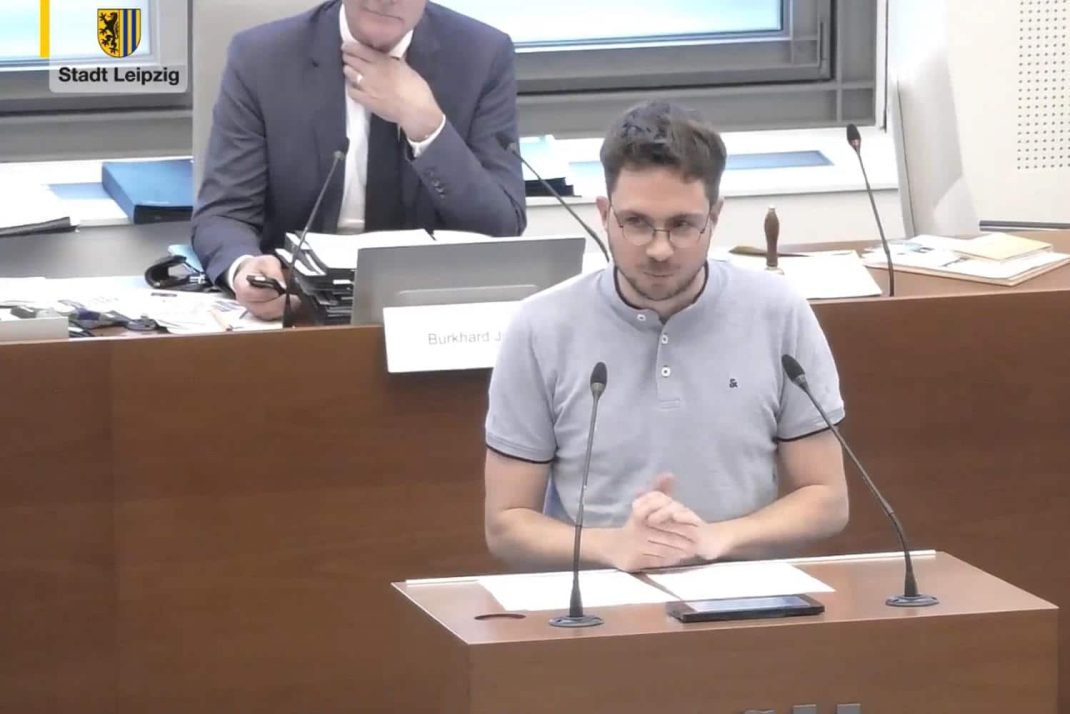 Linke-Stadtrat Michael Neuhaus spricht zum Antrag „Wertstoffe sind kein Abfall“. Foto: Livestream der Stadt Leipzig, Screenshot: LZ