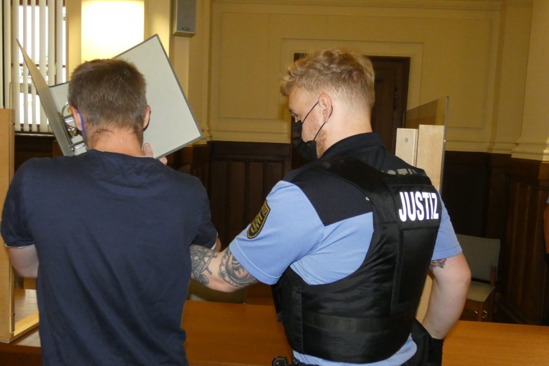 Der geständige Sprengsatzbastler Florian O. (l.) muss fünfeinhalb Jahre hinter Gitter. Foto: Lucas Böhme