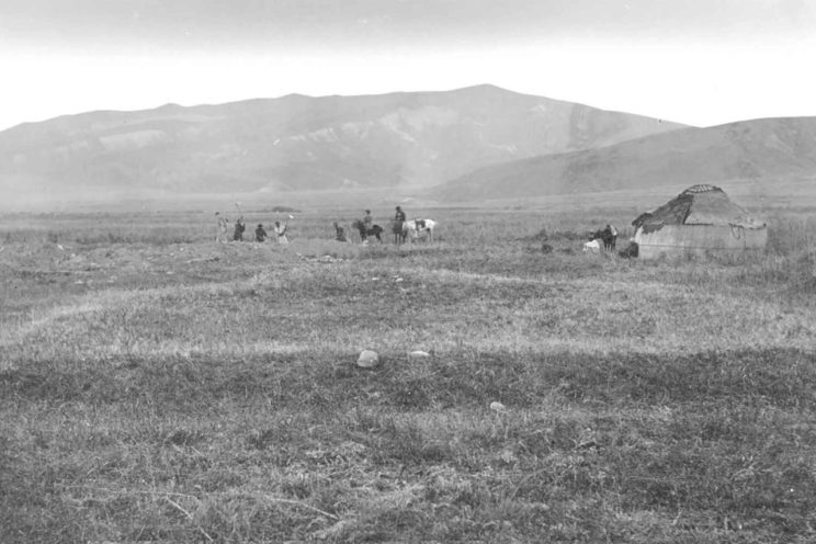 Ausgrabungen an der Kara-Djigach Fundstätte im Tschu-Tal am Fuße des Tian Shan-Gebirges in Kirgisistan. Die Ausgrabungsarbeiten fanden zwischen 1885 und 1892 statt. Foto: A.S. Leybin, August 1886