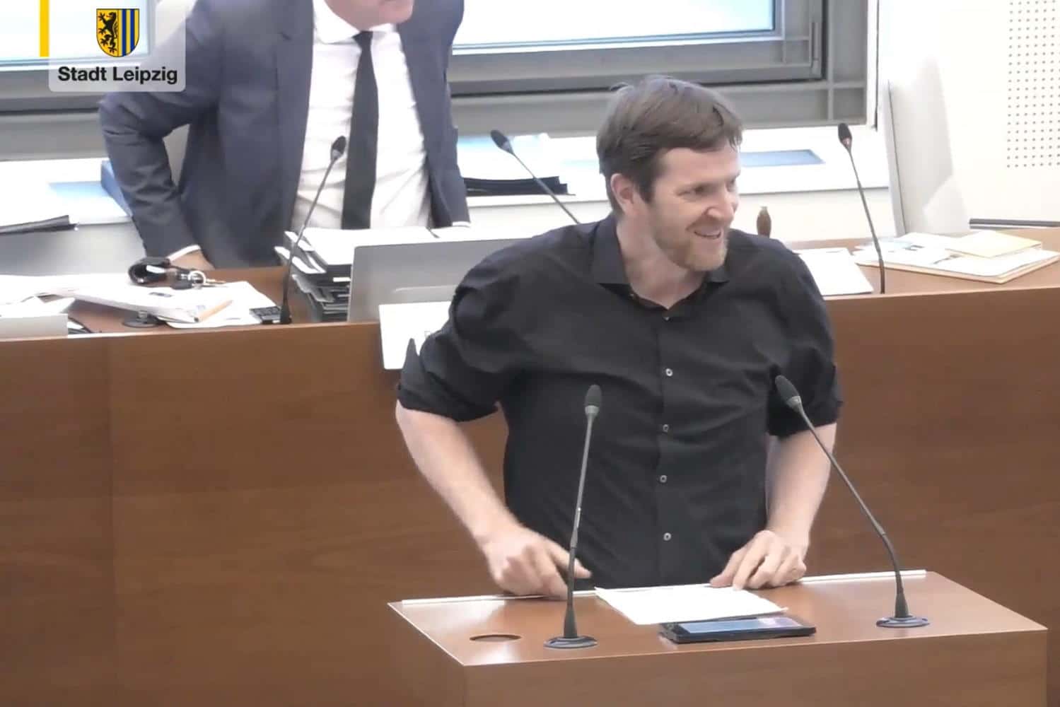 Grünen-Stadtrat Michael Schmidt spricht zum Grünen-Antrag „Elektromobilität auf die Überholspur bringen“. Foto: Livestream der Stadt Leipzig, Screenshot: LZ
