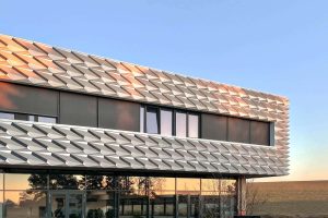 Die Fassade des Firmengebäudes von Aluform in Bad Rappenau-Bonfeld produziert dank Photovoltaik 10.000 Kilowattstunden Strom pro Jahr. Foto: Tim Friedrich/Aluform