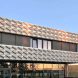 Die Fassade des Firmengebäudes von Aluform in Bad Rappenau-Bonfeld produziert dank Photovoltaik 10.000 Kilowattstunden Strom pro Jahr. Foto: Tim Friedrich/Aluform