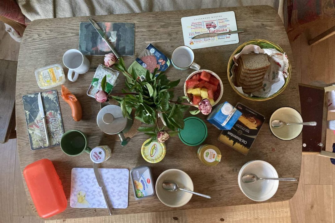 Frühstückstisch für sieben Personen. Foto: Johanne Becker