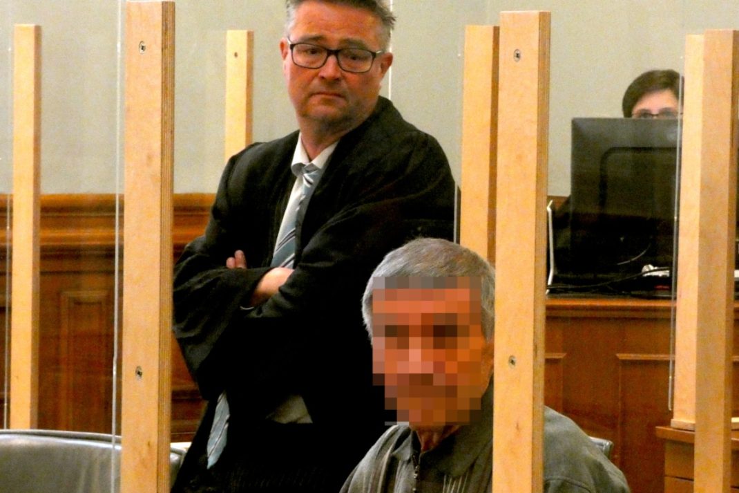 Beteuert seine Unschuld: Detlev B. (71, v.) beim Prozessauftakt mit Strafverteidiger Dr. Carsten Pagels. Foto: Lucas Böhme