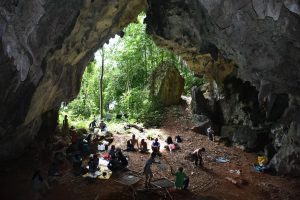 Höhleneingang der Fundstätte Topogaro 2 im Topogaro-Höhlenkomplex im Zentrum der Insel Sulawesi. Foto: Rintaro Ono