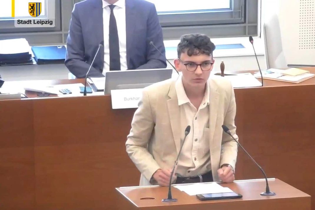 Marius Wittwer spricht als Vertreter des Jugendparlaments zum Antrag zum Großen Bürgermeister. Foto: Livestream der Stadt Leipzig, Screenshot: LZ