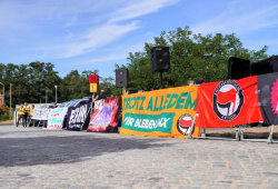 Massiver Protest gegen die geplante Kronzeugen-Aussage am Donnerstag vor dem Gebäude der Außenstelle des OLG in Dresden, wo der Lina-Prozess stattfindet. Foto: LZ
