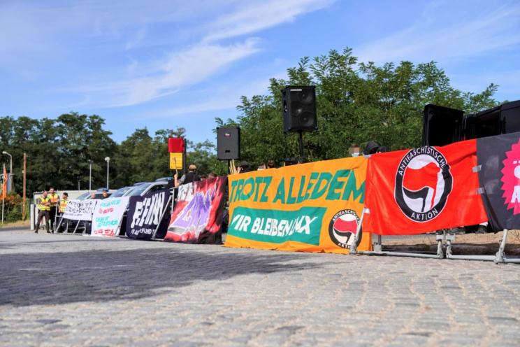 Massiver Protest gegen die geplante Kronzeugen-Aussage am Donnerstag vor dem Gebäude der Außenstelle des OLG in Dresden, wo der Lina-Prozess stattfindet. Foto: LZ