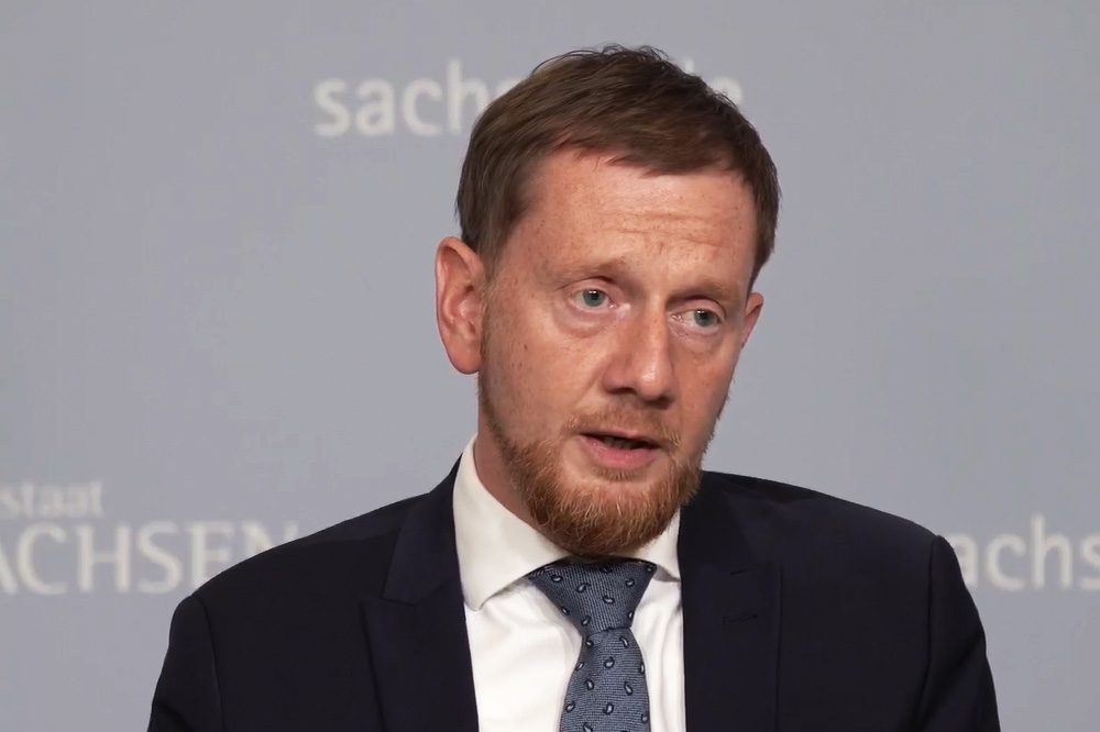 Sachsens Ministerpräsident Michael Kretschmer (CDU) gab heute eine letzte Pressekonferenz vor der Sommerpause des Kabinetts. Foto: Screenshot Lievstream