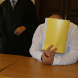 Zu lebenslanger Haft verurteilt: Marcus W. (40) verbirgt sein Gesicht zum Prozessauftakt hinter einem gelben Hefter. Foto: Lucas Böhme