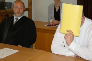 Gestand unter Tränen die Tötung von Dorin V.: Marcus W. (r.) am Freitag im Landgericht neben seinem Anwalt Hagen Karisch. Foto: Lucas Böhme