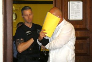 In Handschellen zum Verhandlungstermin: Marcus W. wird am 1. Juli aus der Untersuchungshaft in den Gerichtssaal geführt. Foto: Lucas Böhme