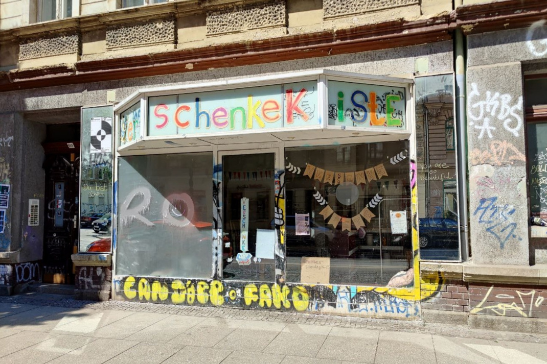 Neueröffnung am 26. Juli: Die Verschenkekiste an der Eisenbahnstraße 109. Foto: Tom Richter