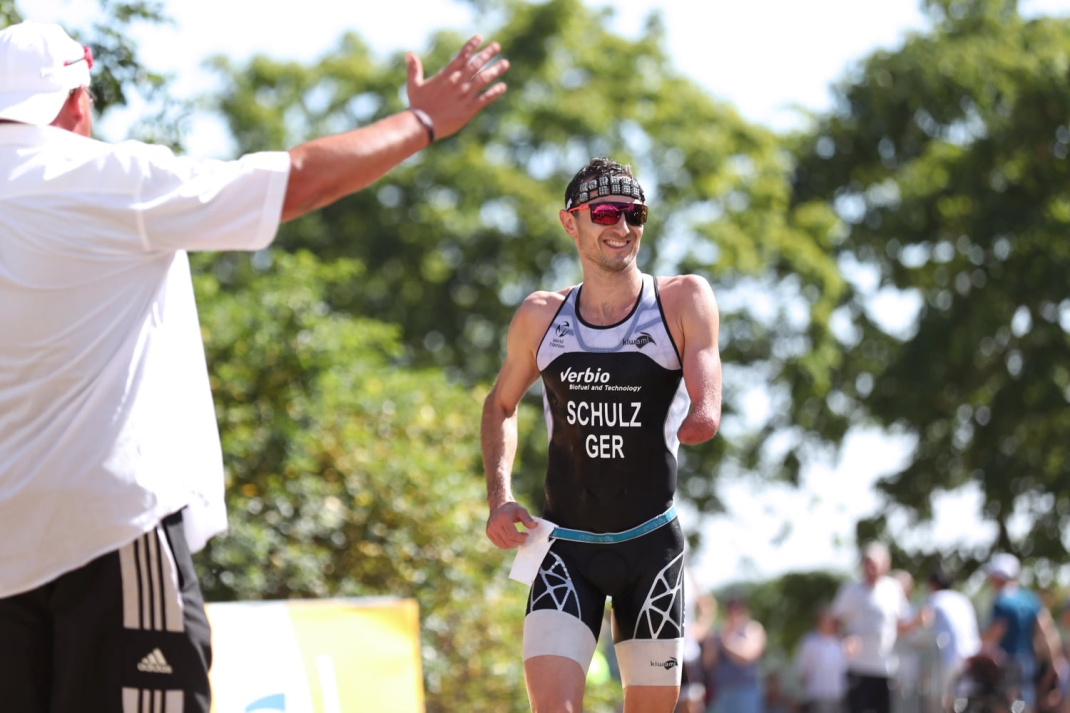 Mit einem Lachen im Gesicht, überquert Martin Schulz (SC DHfK Leipzig) als Erster die Ziellinie des Fitnesstriathlon. Foto: Jan Kaefer