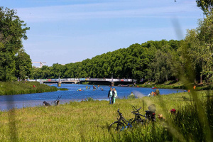 Gewässer und Grünflächen – wie hier an der Pleiße in Leipzig – helfen unter anderem, Straßen und Plätze zu kühlen. Foto: Swen Reichhold