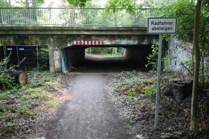 Blick unter die Gustav-Esche-Brücke II: rechts der Waldweg für Fußgänger und Radfahrer, links der Durchlass für den Nebenarm, der Nahle. Foto: Ralf Julke