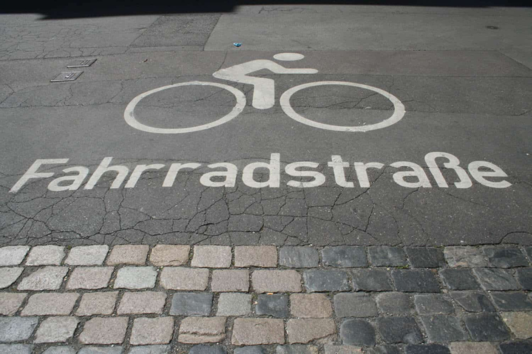 Fahrradstraßen-Signet - hier in der Härtelstraße. Foto: Ralf Julke
