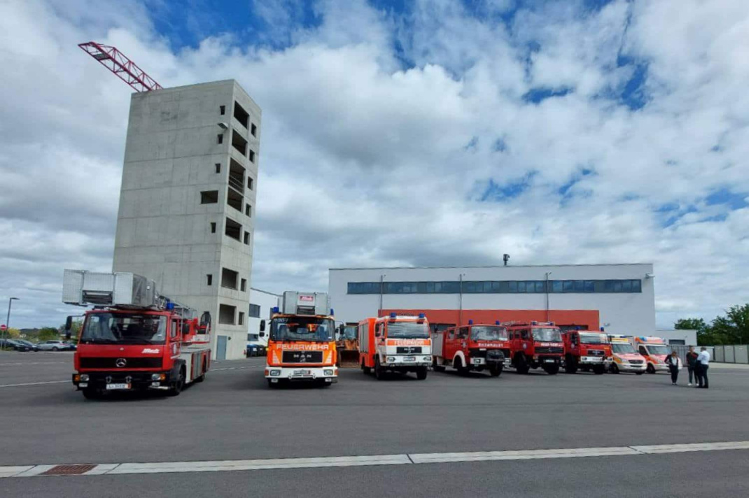 Feuerwehrfahrzeuge und Rettungswagen für Kiew. Foto: Sabine Eicker
