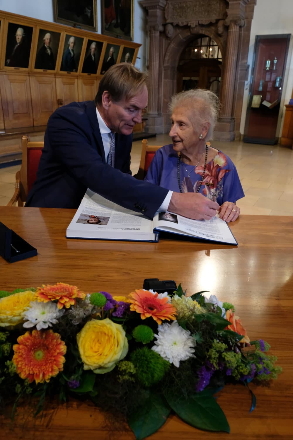 Channa Gildoni mit Oberbürgermeister Jung im Sommer 2019 im Alten Rathaus. Foto: Stadt Leipzig / Mahmoud Dabdoub