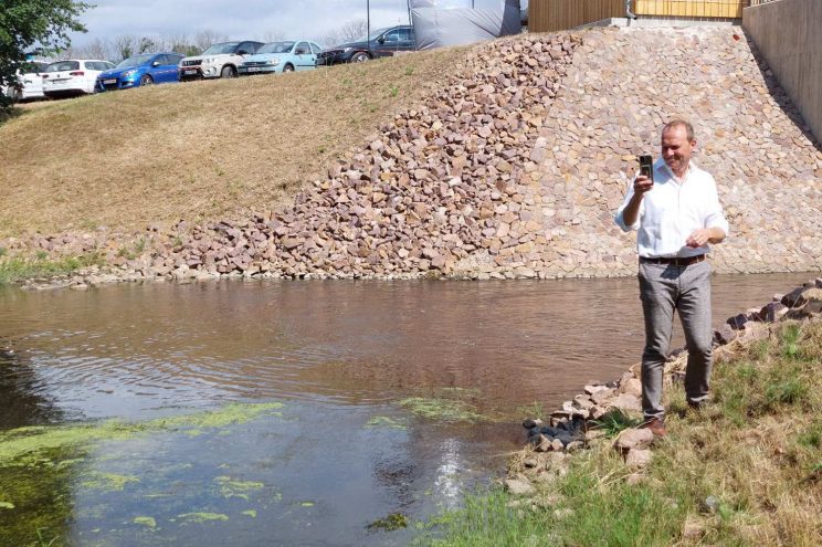 Umweltminister Wolfram Günther am geöffneten Zulauf zum  Luppewildbett. Foto: LZ