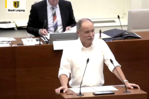 FDP-Stadtrat Sven Morlok bei seiner Rede zum Prüfschemna für den bezahlbaren Wohnraum. Foto: Livestream der Stadt Leipzig, Screenshot: LZ