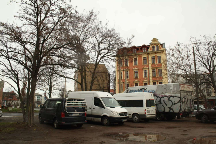 Der Zustand der als Parkplatz genutzten Bracvhe vor der Umgestaltung. Foto: Sabrina Rötsch