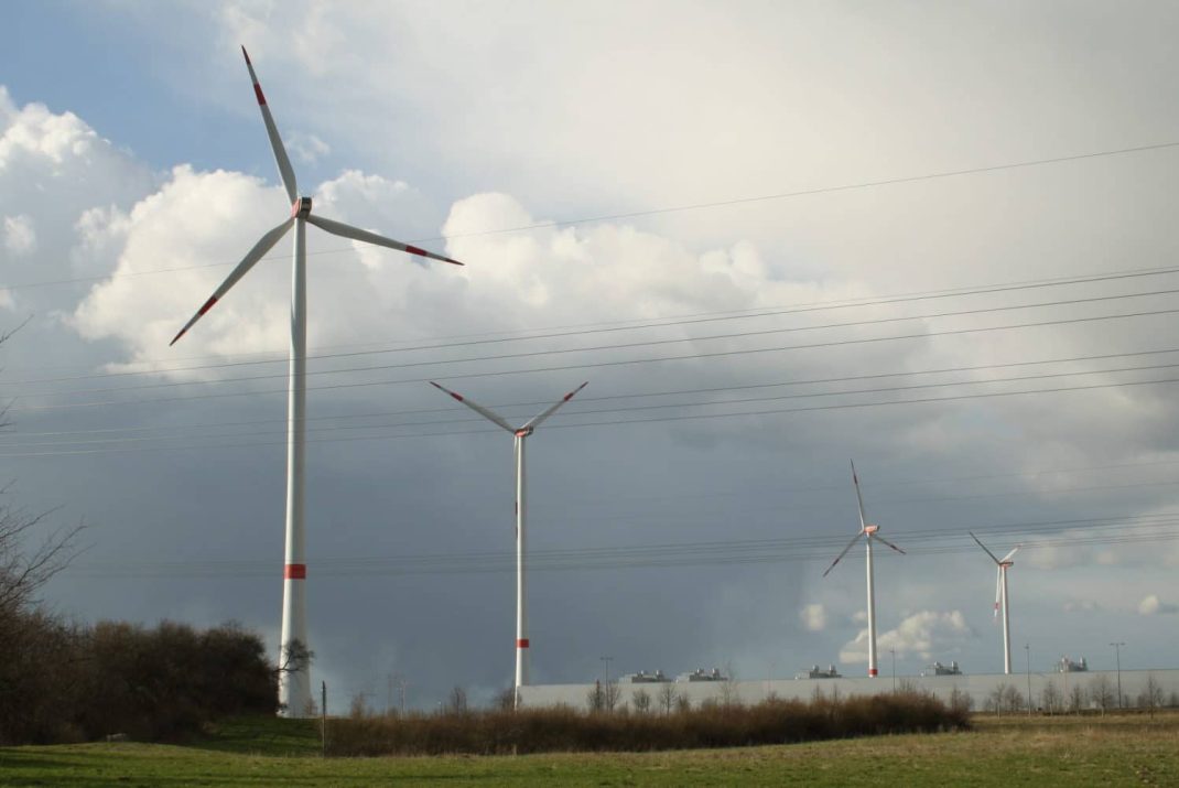 Windkraftanlagen am BMW-Werk Leipzig. Foto: Ralf Julke